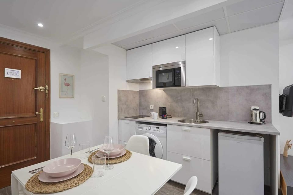 Kitchen or kitchenette, Dining area