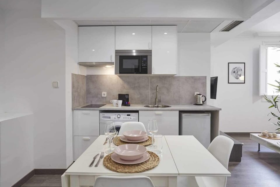 Kitchen or kitchenette, Dining area