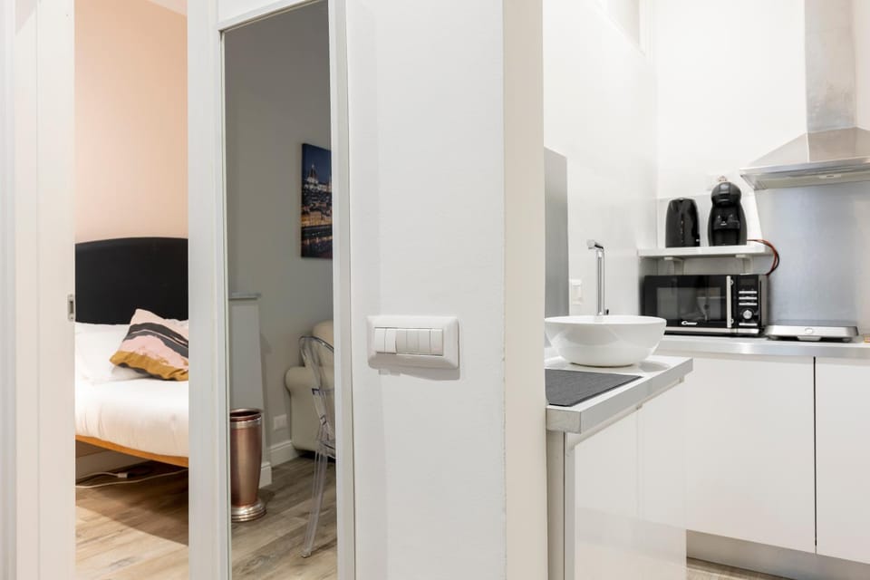 Bed, Kitchen or kitchenette, Bedroom, stove