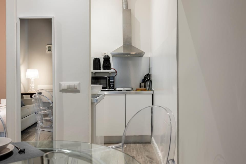 Kitchen or kitchenette, minibar, stove