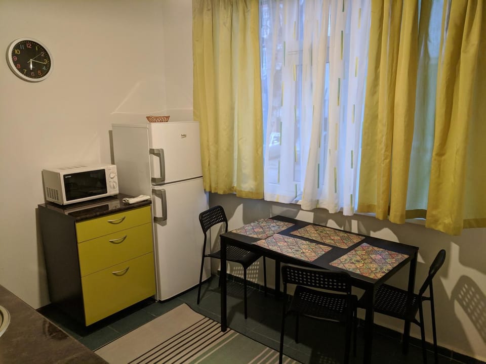 Kitchen or kitchenette, Seating area, Dining area, hair dresser, microwave, oven