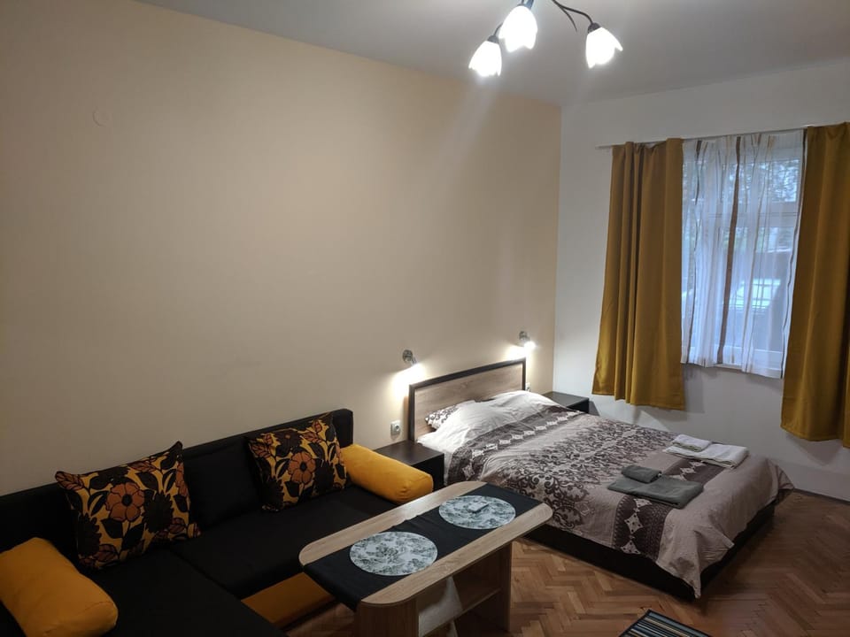 Bed, Living room, Photo of the whole room, Seating area, Bedroom, towels