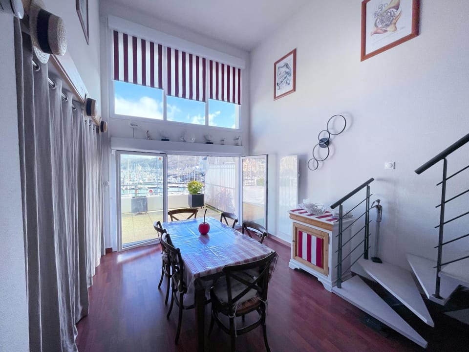 Loft duplex face au port, grande terrasse, plage pied, parking Apartment in Cabourg