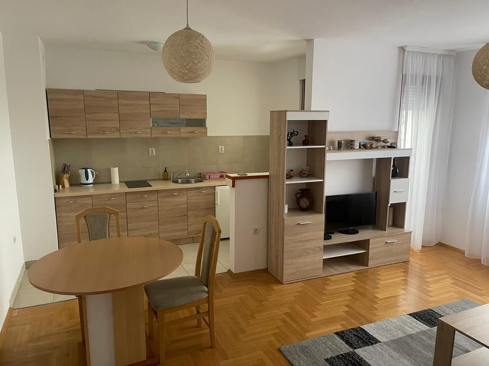 Coffee/tea facilities, Kitchen or kitchenette, Dining area