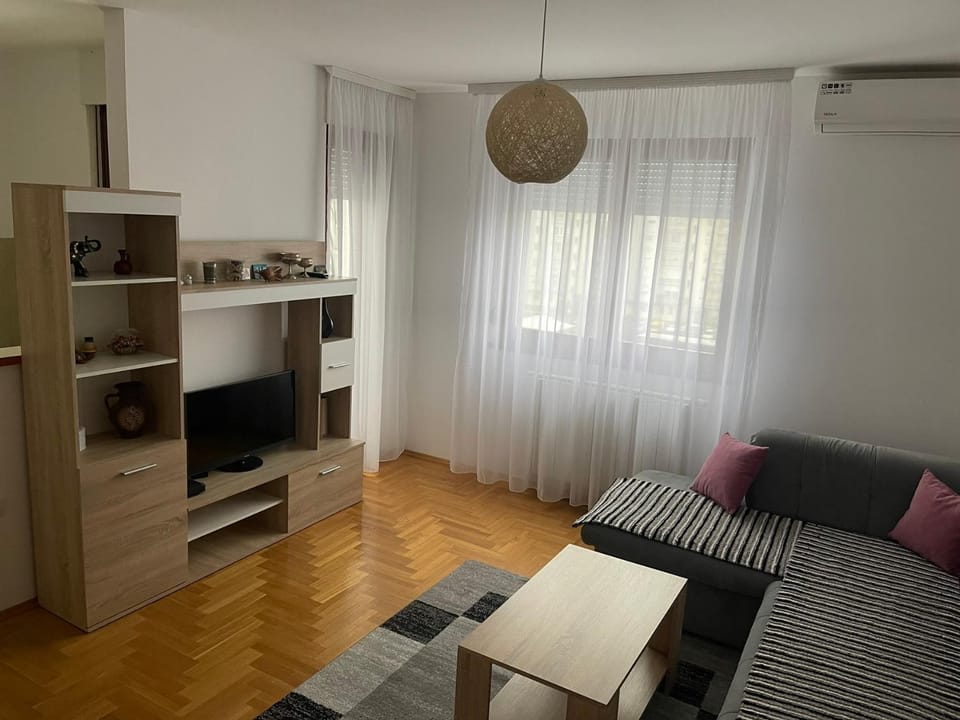TV and multimedia, Living room, Seating area, Evening entertainment