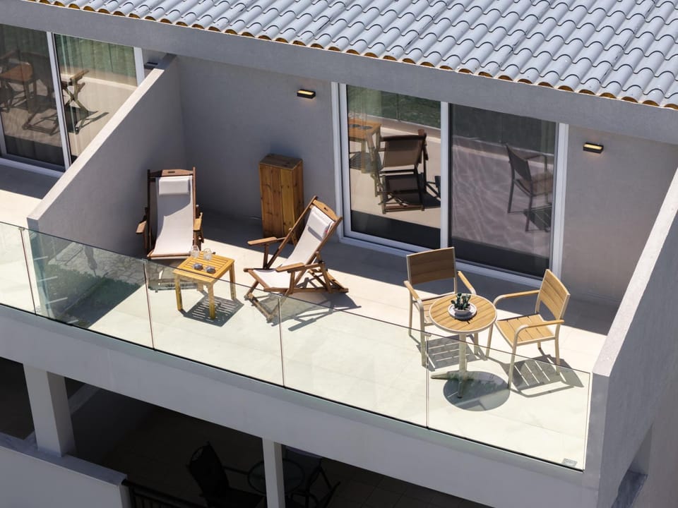 Day, Balcony/Terrace, Seating area, Dining area