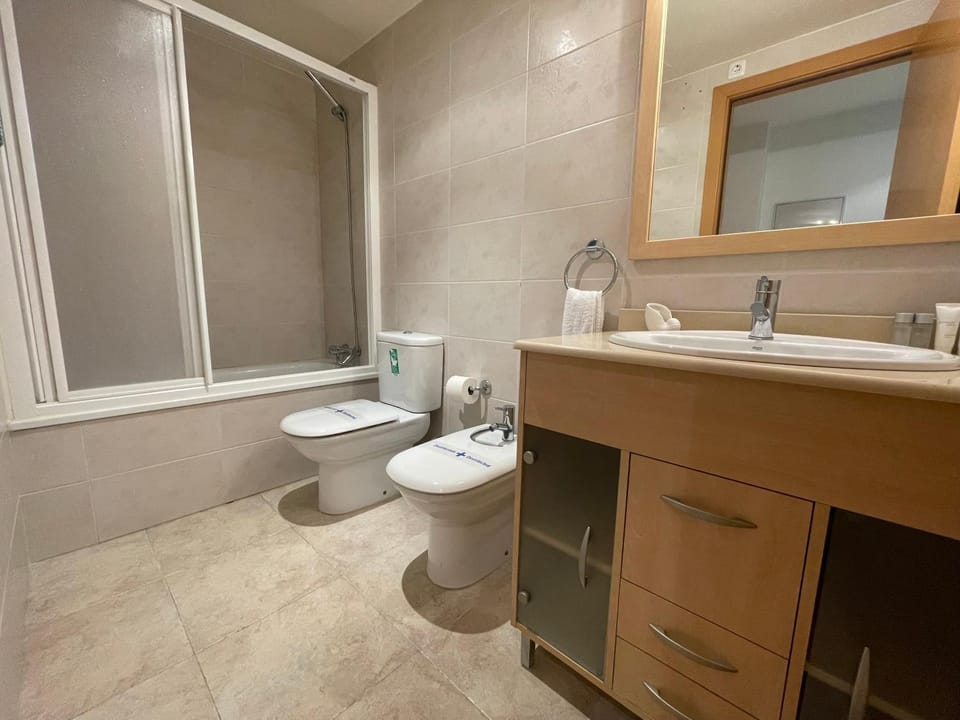 Shower, Toilet, Bathroom, bidet, towels