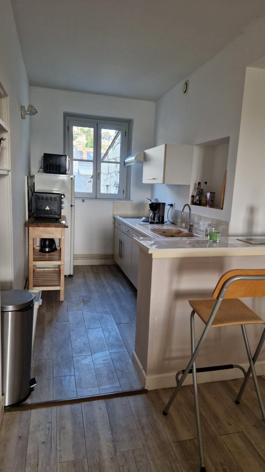 Coffee/tea facilities, Kitchen or kitchenette, Dining area, oven, stove, toaster