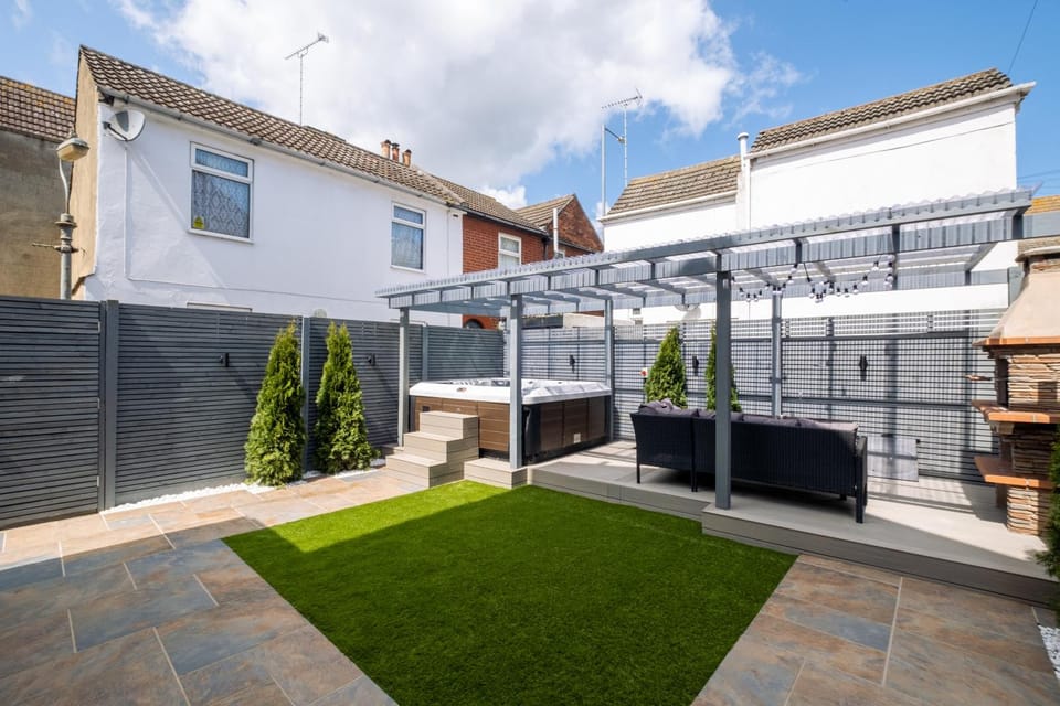 Exclusive House with Canadian Hot Tub House in Great Yarmouth