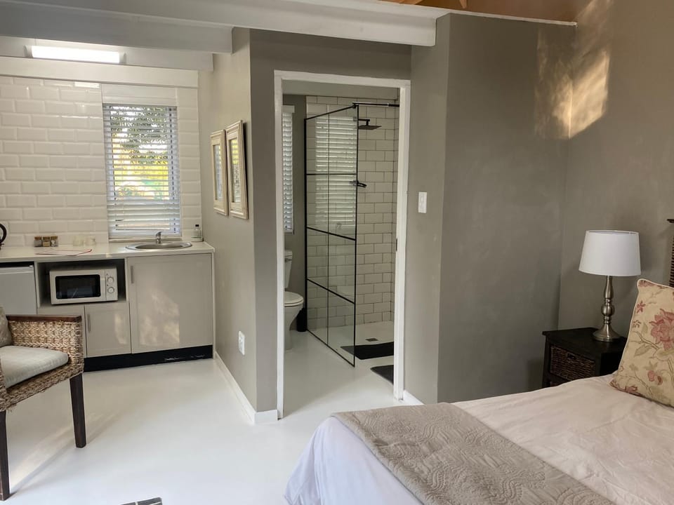 Bed, Bathroom, Photo of the whole room