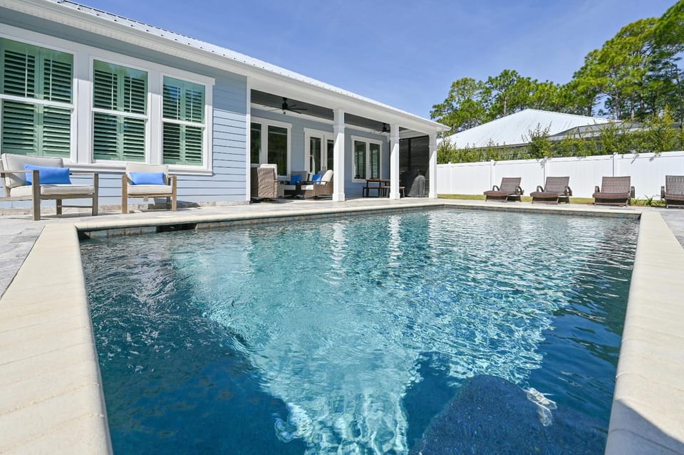 Property building, Patio, Natural landscape, Seating area, Pool view, Area and facilities, Swimming pool, Swimming pool, sunbed