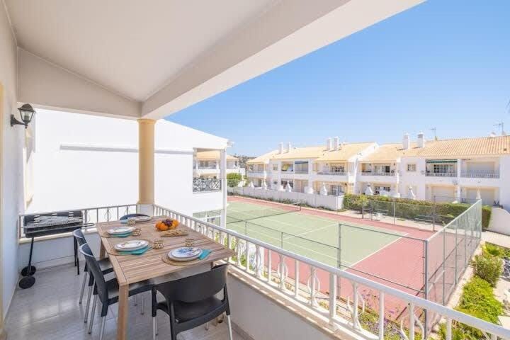 Balcony/Terrace, Dining area, Tennis court