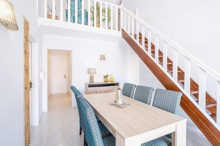Seating area, Dining area