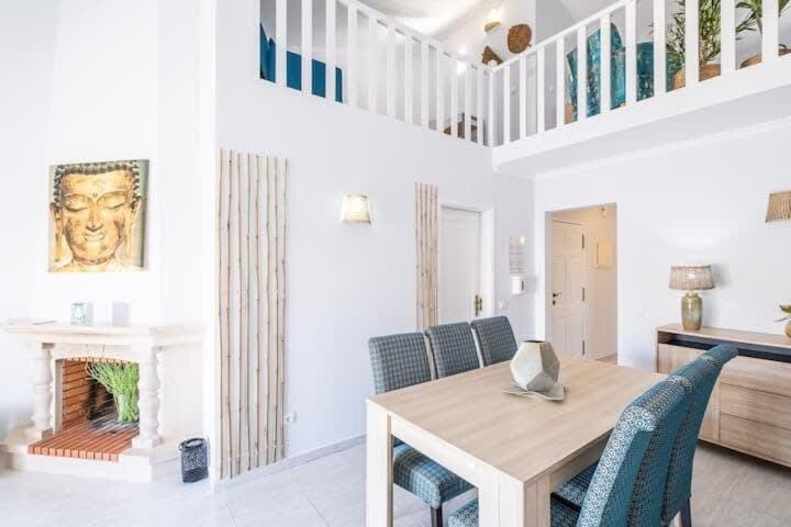 Seating area, Dining area