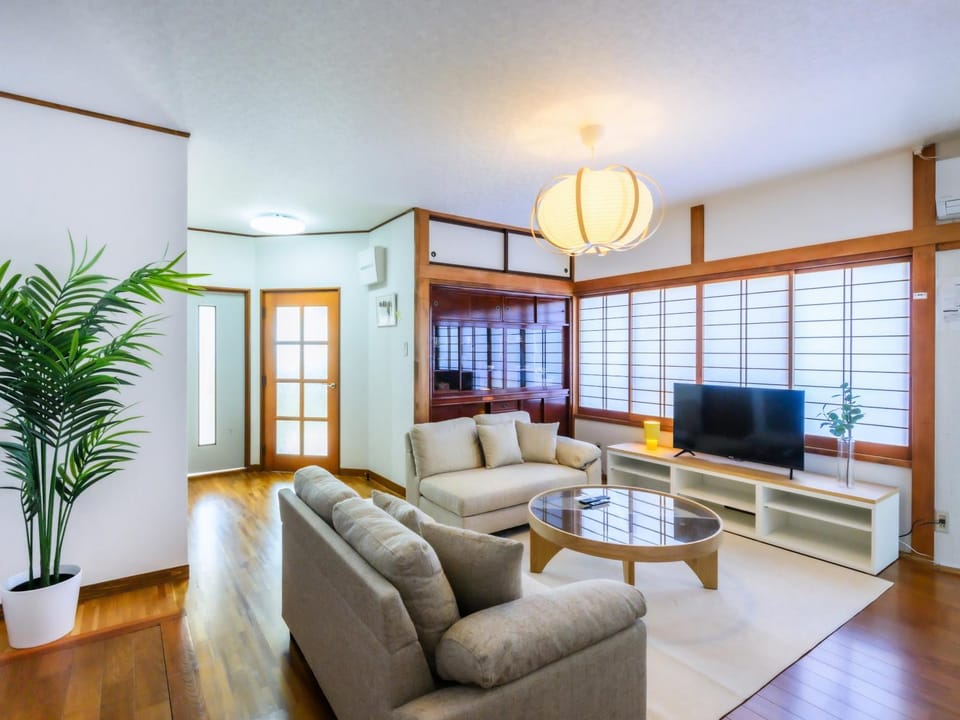 新装開業 世界遺産と東武日光駅に至近 広いリビング 貸切 家族団体に最適 Bed and Breakfast in Japan