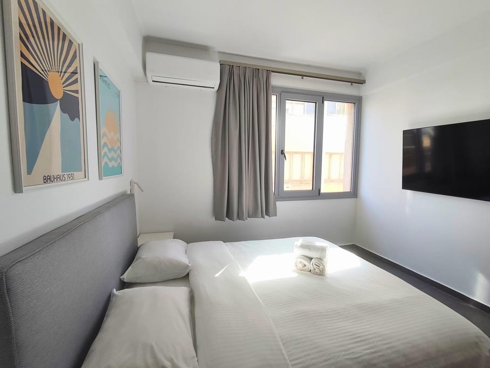 Bed, TV and multimedia, Photo of the whole room, Bedroom, air conditioner