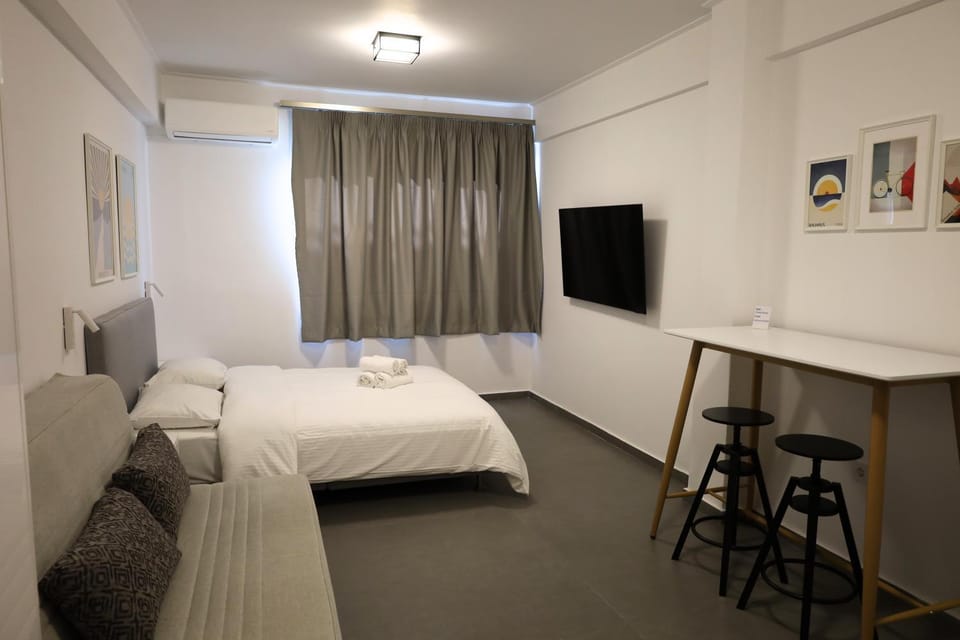 Bed, TV and multimedia, Photo of the whole room, Seating area, Bedroom
