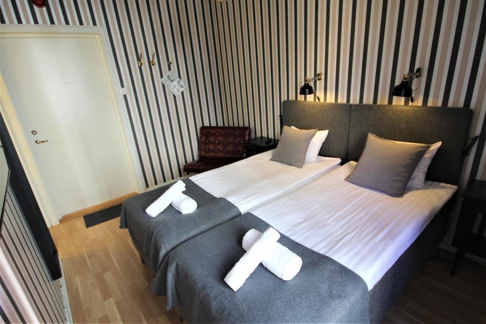 Property building, Bed, Photo of the whole room, Seating area, Bedroom, towels