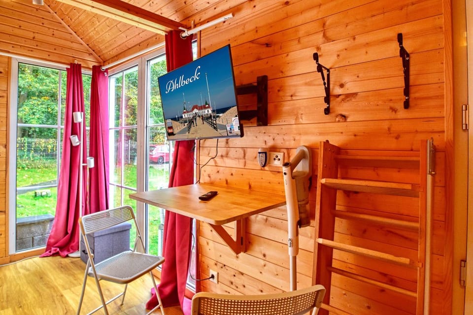 TV and multimedia, Seating area, Dining area, Bedroom