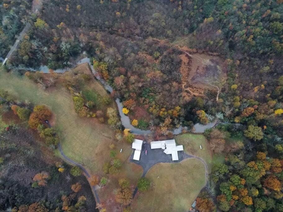 7. gorgeous creekfront lodge Chalet in Alabama