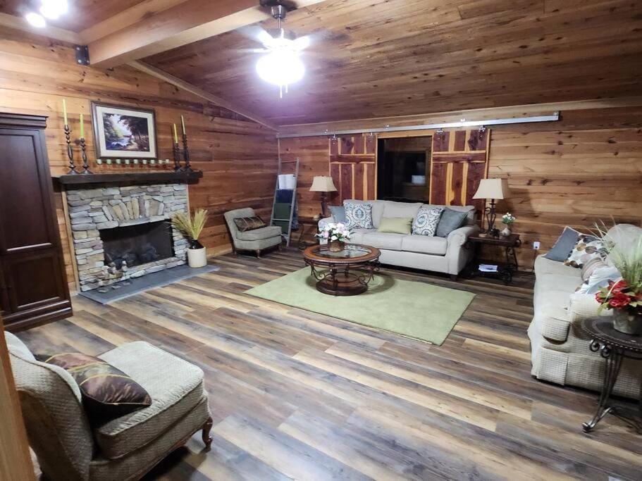 7. gorgeous creekfront lodge Chalet in Alabama