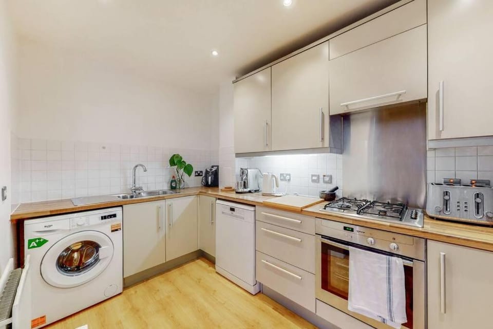 Modernistic 2-bedroom flat in Shadwell Apartment in London