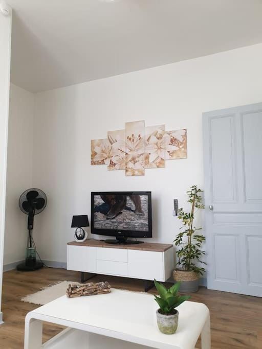 TV and multimedia, Living room, Seating area, fireplace, locker