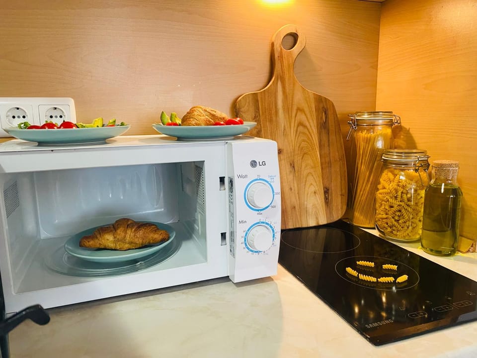 Kitchen or kitchenette, minibar, stove