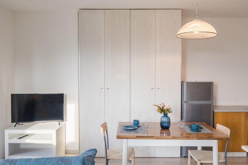 TV and multimedia, Living room, Seating area, Dining area