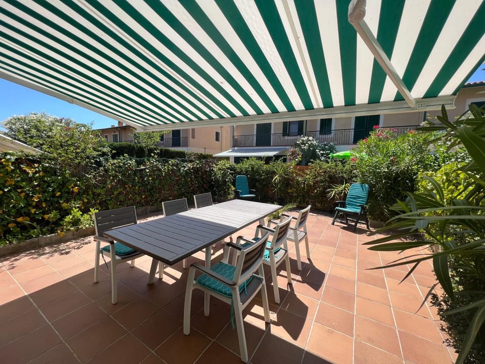 Patio, Day, Garden, Balcony/Terrace