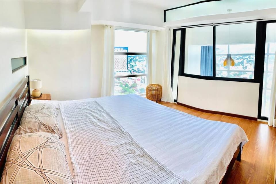 Photo of the whole room, Bedroom, City view