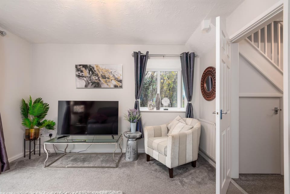 WORCESTER Fabulous Cherry Tree Mews self check in dogs welcome by prior arrangement , 2 double bedrooms ,super fast Wi-Fi, with free off road parking for 2 vehicles near Royal Hospital and woodland walks House in Worcester