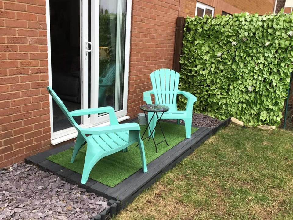 WORCESTER Fabulous Cherry Tree Mews self check in dogs welcome by prior arrangement , 2 double bedrooms ,super fast Wi-Fi, with free off road parking for 2 vehicles near Royal Hospital and woodland walks House in Worcester