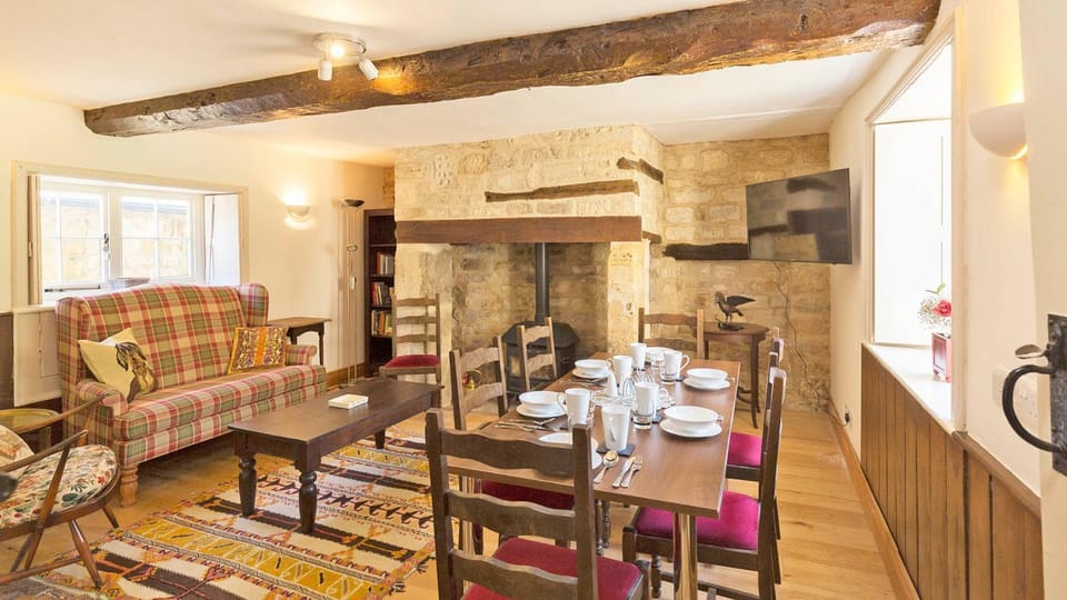 TV and multimedia, Decorative detail, Seating area, Dining area, fireplace