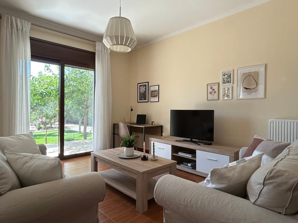 TV and multimedia, View (from property/room), Living room, Seating area, Garden view