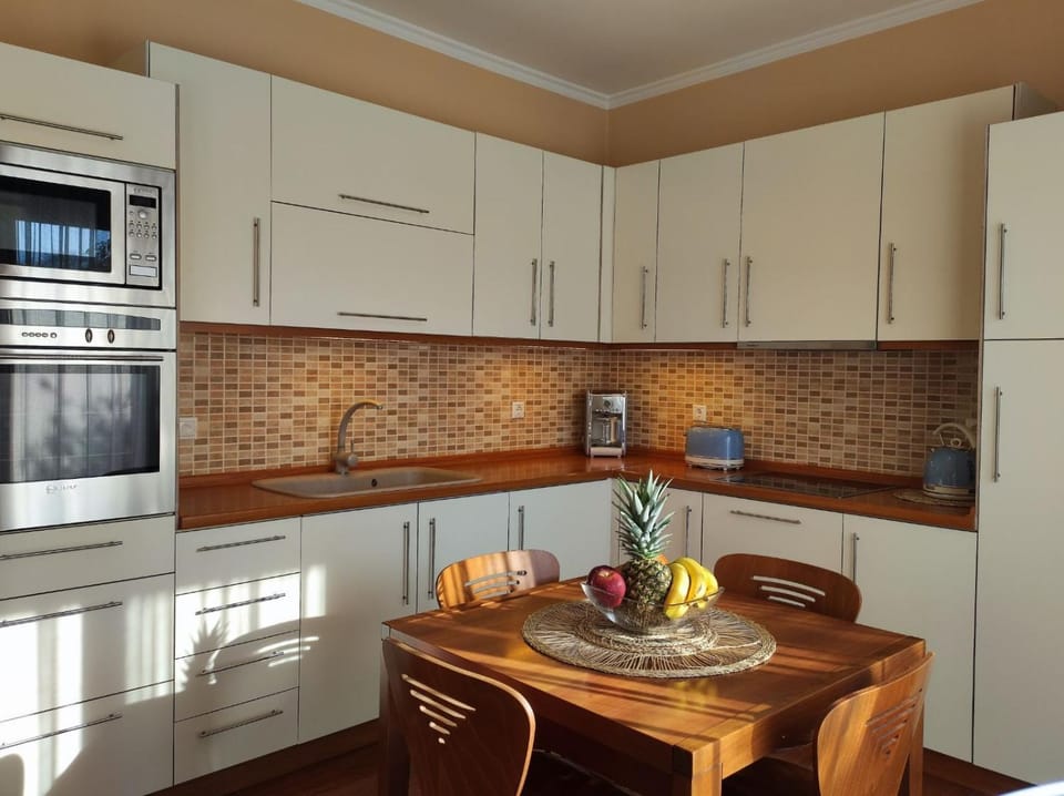 Coffee/tea facilities, Dining area, internet, microwave, oven, stove, toaster, kitchen