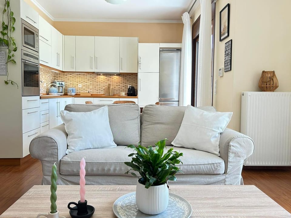 Coffee/tea facilities, Seating area, microwave, oven, stove, toaster, kitchen