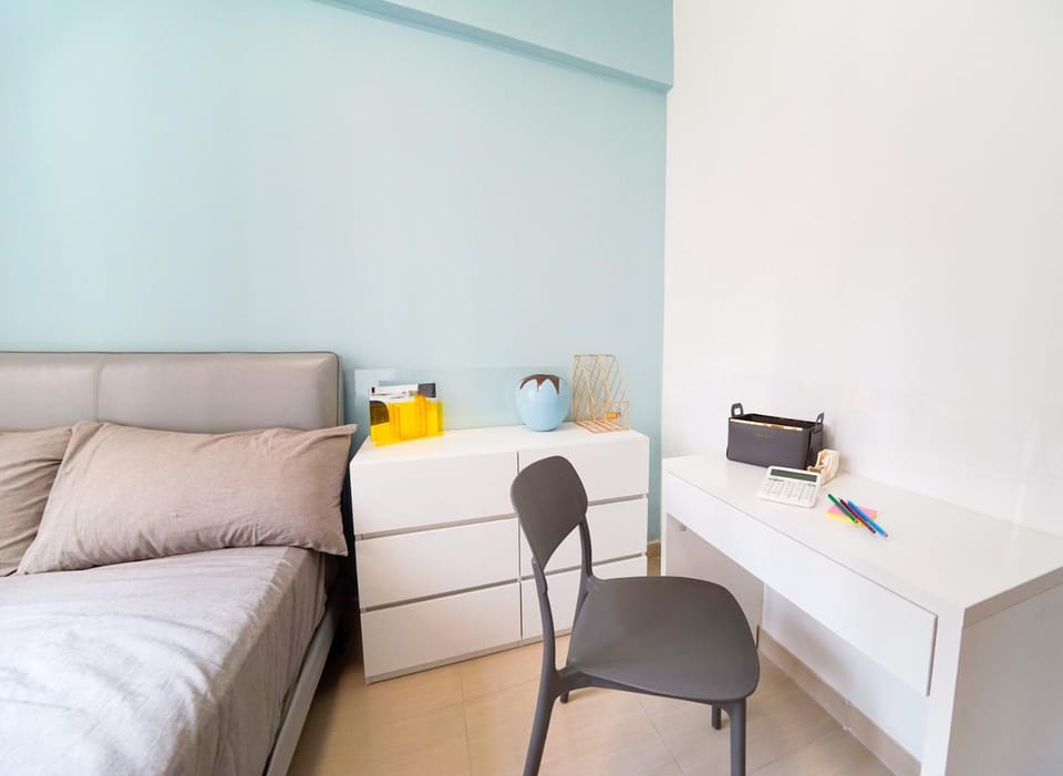 Bed, Photo of the whole room, Seating area, Bedroom, hair dresser