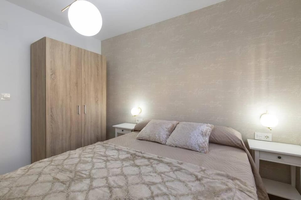 Photo of the whole room, Bedroom