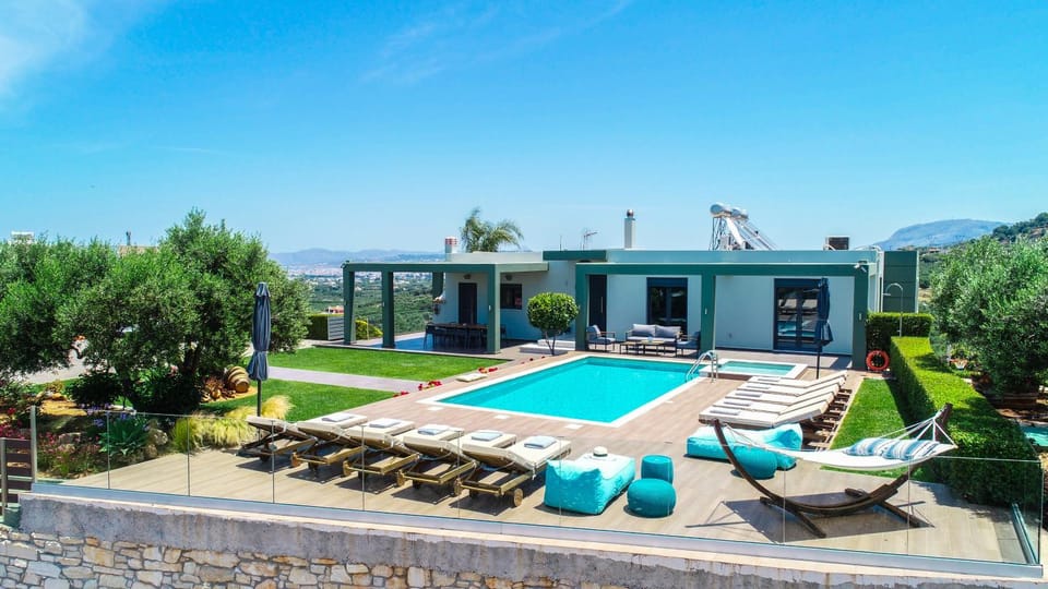 Property building, City view, Garden view, Mountain view, Pool view, Swimming pool