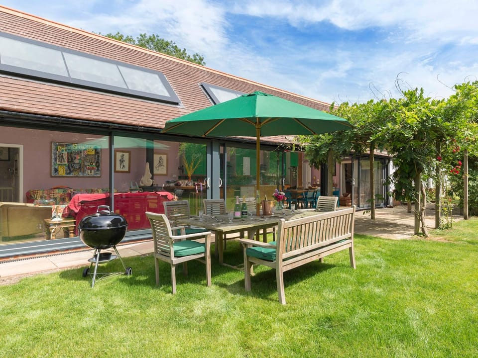 BBQ facilities, Garden, Seating area, Dining area