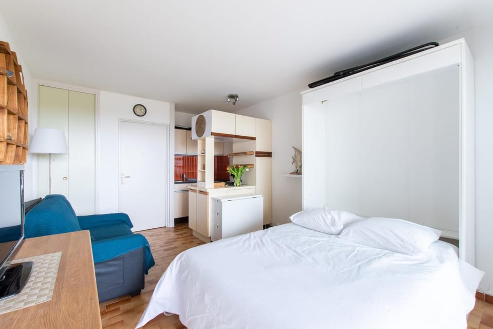 Bed, Living room, Photo of the whole room