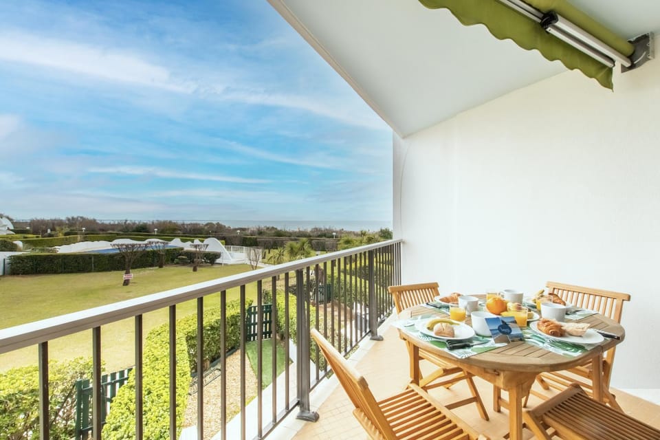 Patio, Natural landscape, View (from property/room), Balcony/Terrace