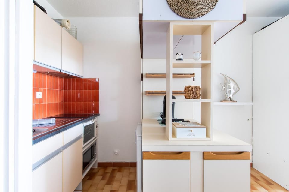 Kitchen or kitchenette, minibar