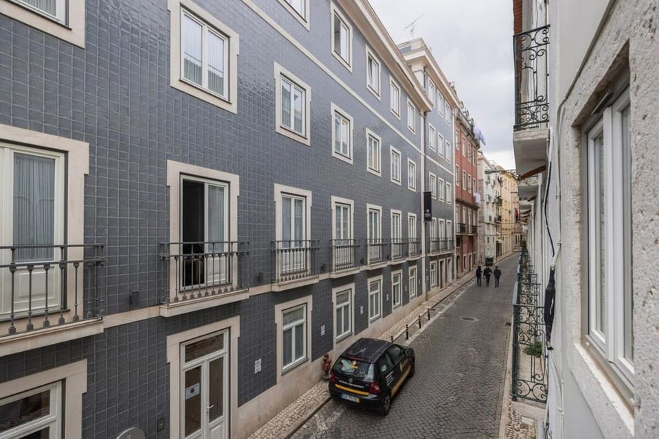 Property building, Neighbourhood, Location