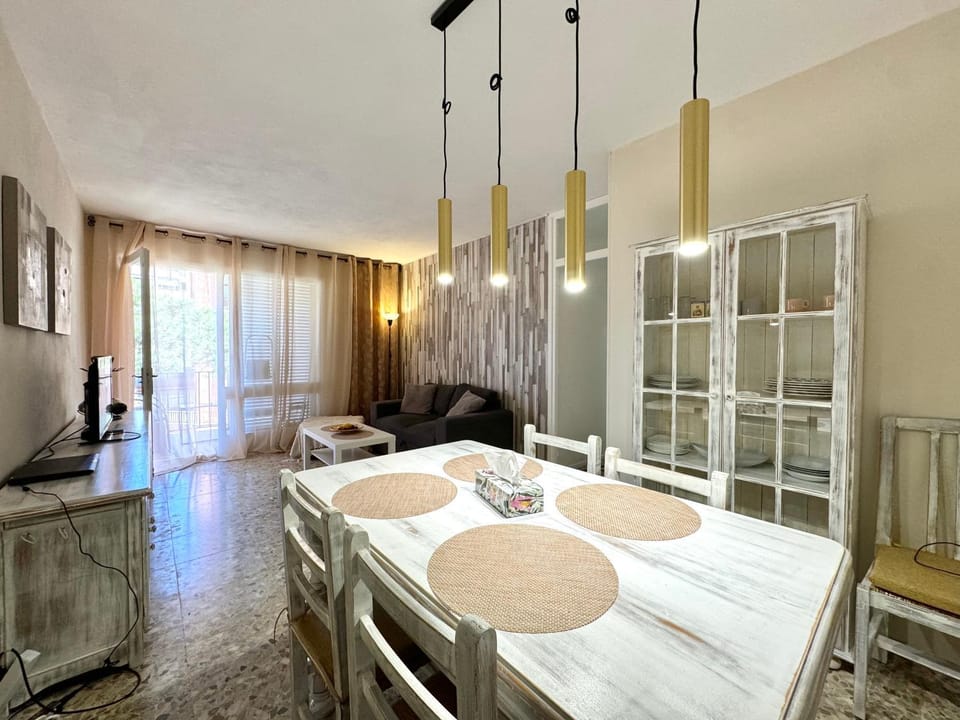 TV and multimedia, Living room, Seating area, Dining area