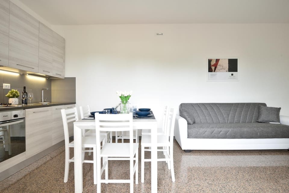Kitchen or kitchenette, Living room, Seating area, Dining area, pet friendly, stove