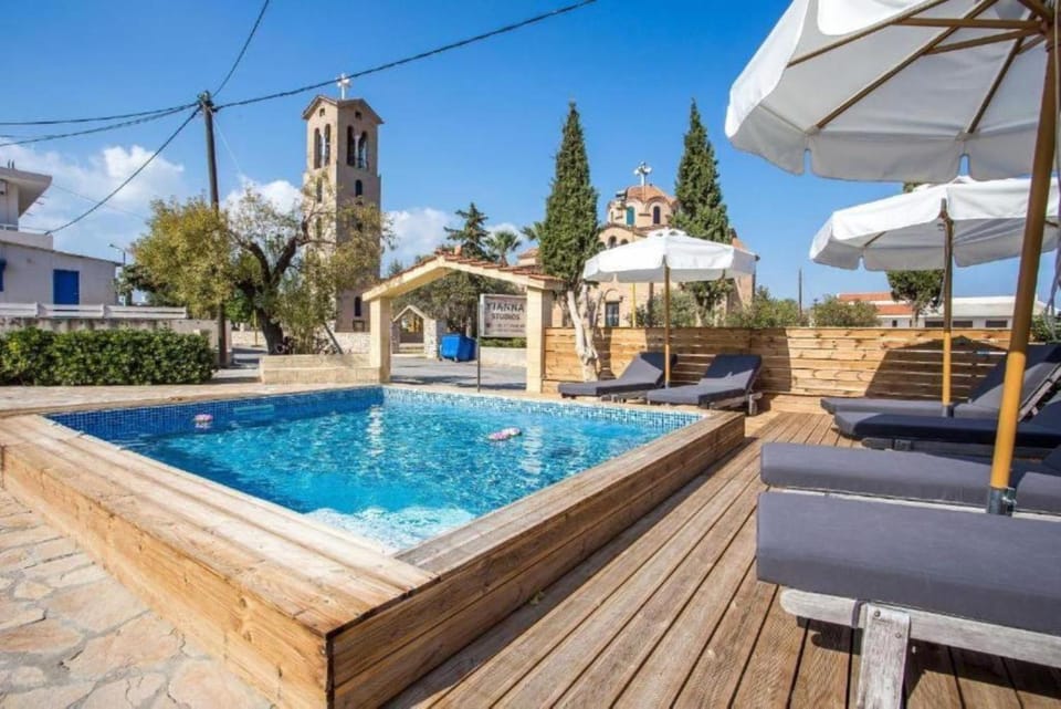 Swimming pool, sunbed