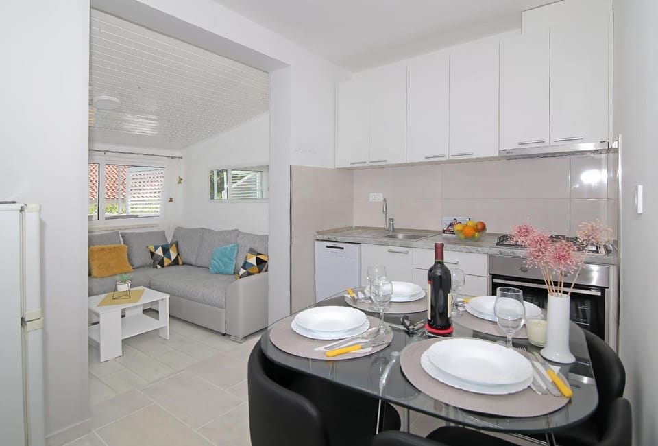 Kitchen or kitchenette, Dining area