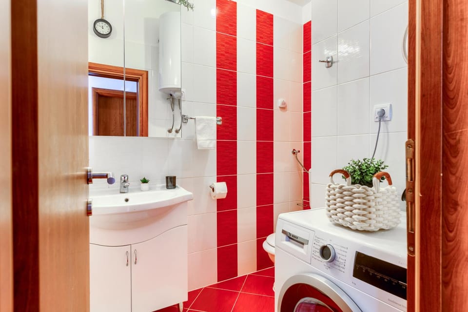 Toilet, Bath, towels, washing machine